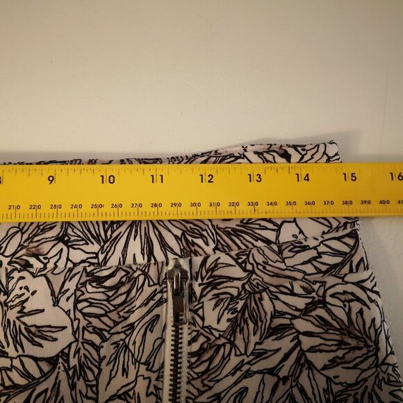 Reitmans Ladies Size 7 Pull On Style Black/White/Grey Pattern Skirt - Picture 7 of 8